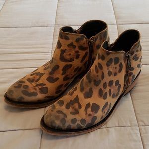 Liberty Black Size 8 Leopard print booties